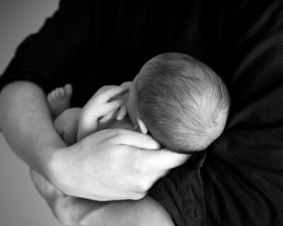 bebé en brazos. marina bernal psicología perinatal Manresa Bages